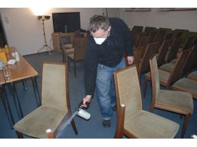 Oprava poškozeného laku na židlích